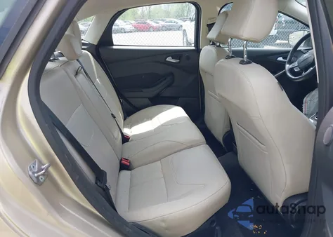 2018 Ford Focus Titanium z USA, uszkodzony, nr VIN 1FADP3J27JL279628